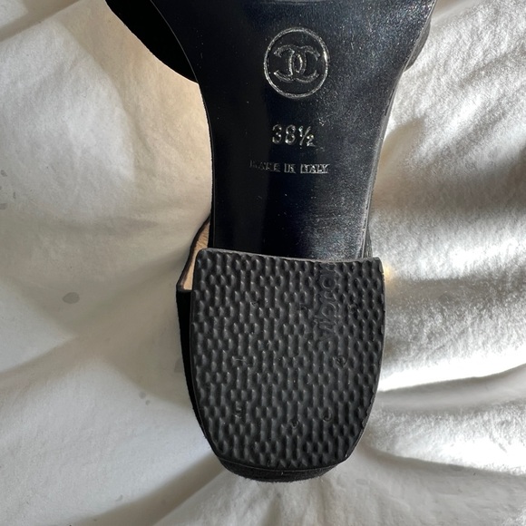 Authentic Chanel suede heels with strap. - Picture 5 of 9